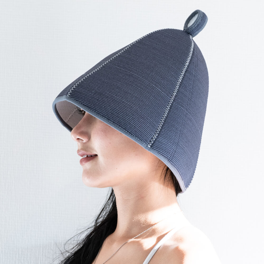 サウナハットを目元まで深く被った女性