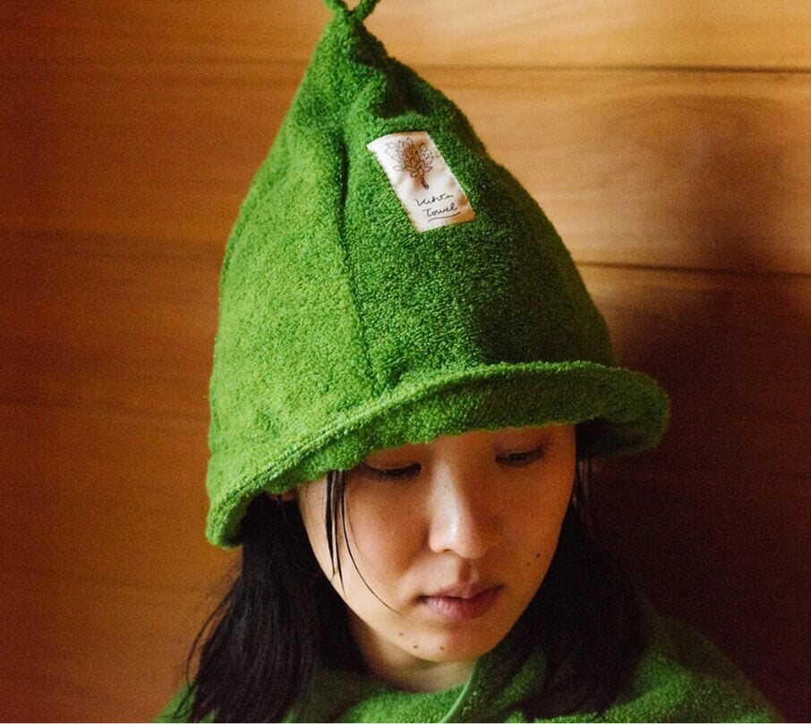 ヴィヒタタオルのサウナハットを被った女性